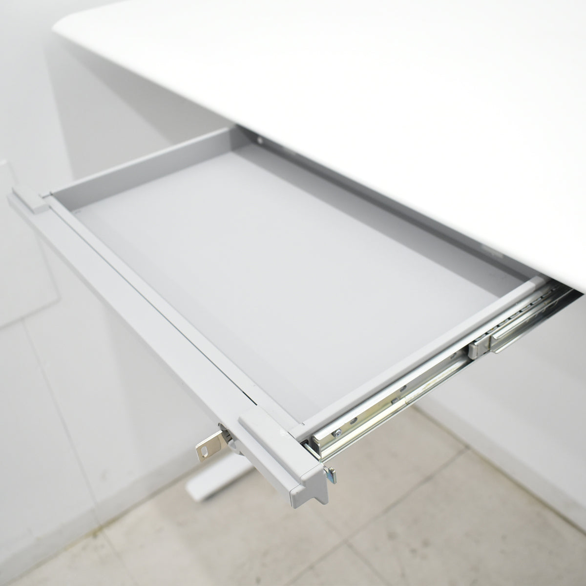 【中古】オカムラ　スイフト　電動昇降デスク　コントロールレバータイプ　インジゲーターメモリー機能付　引き出し付　スムースフォルムエッジ　マルチコンセントユニット１か所　幅1550　2025102308【中古オフィス家具】