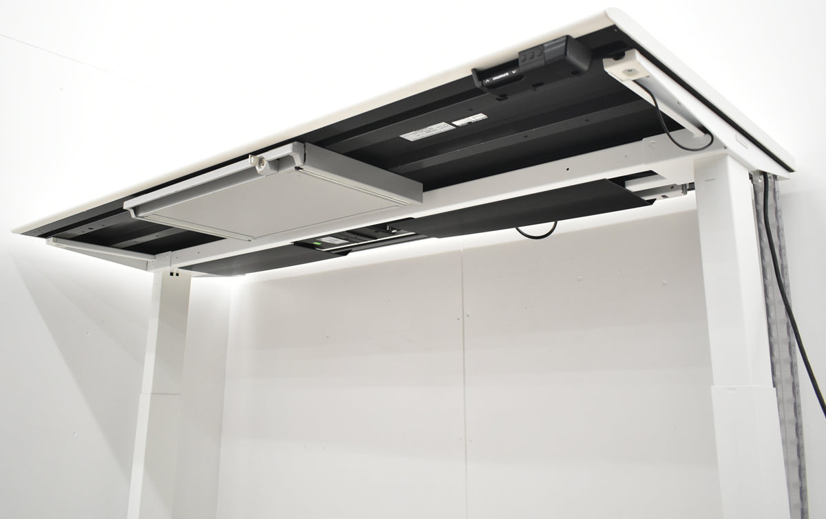 【中古】オカムラ　スイフト　電動昇降デスク　コントロールレバータイプ　インジゲーターメモリー機能付　引き出し付　スムースフォルムエッジ　マルチコンセントユニット１か所　幅1550　2025102308【中古オフィス家具】