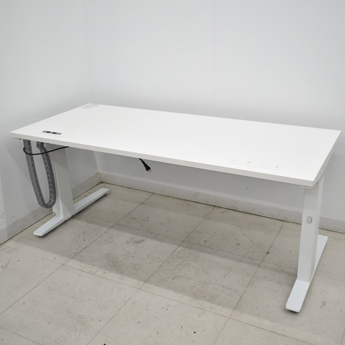 【中古】オカムラ　スイフト　電動昇降デスク　コントロールレバータイプ　インジゲーターメモリー機能付　引き出し付　スムースフォルムエッジ　マルチコンセントユニット１か所　幅1550　2025102308【中古オフィス家具】