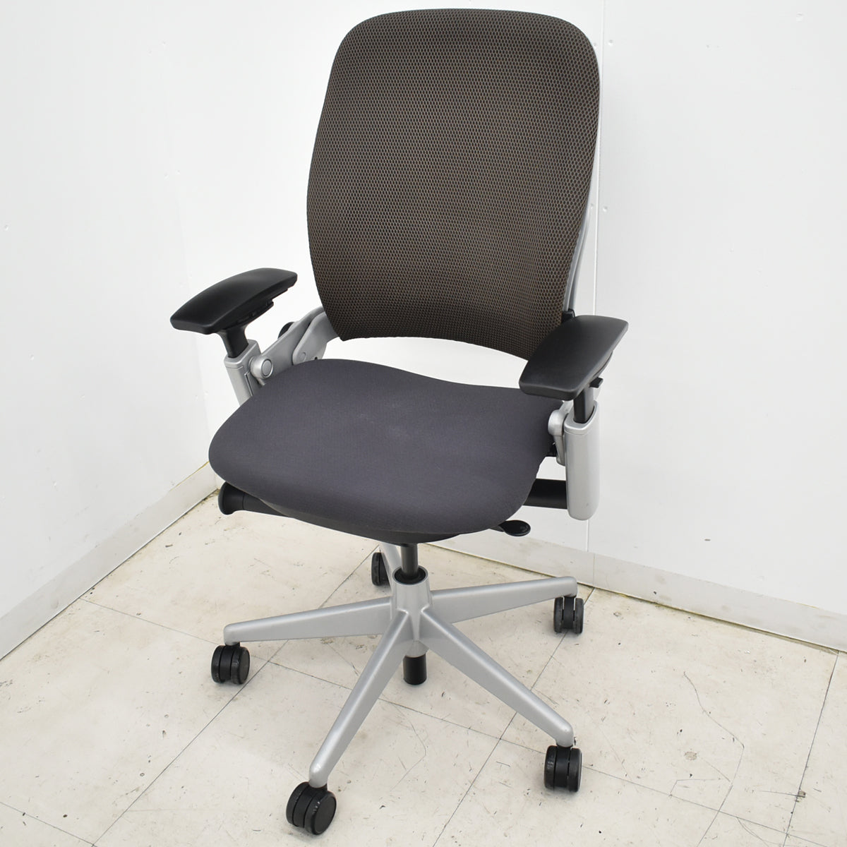 【中古】スチールケース　リープＶ２　３Ｄニット　可動肘　ランバーサポート　プラチナフレーム　USモデル　2025102401【中古オフィス家具】