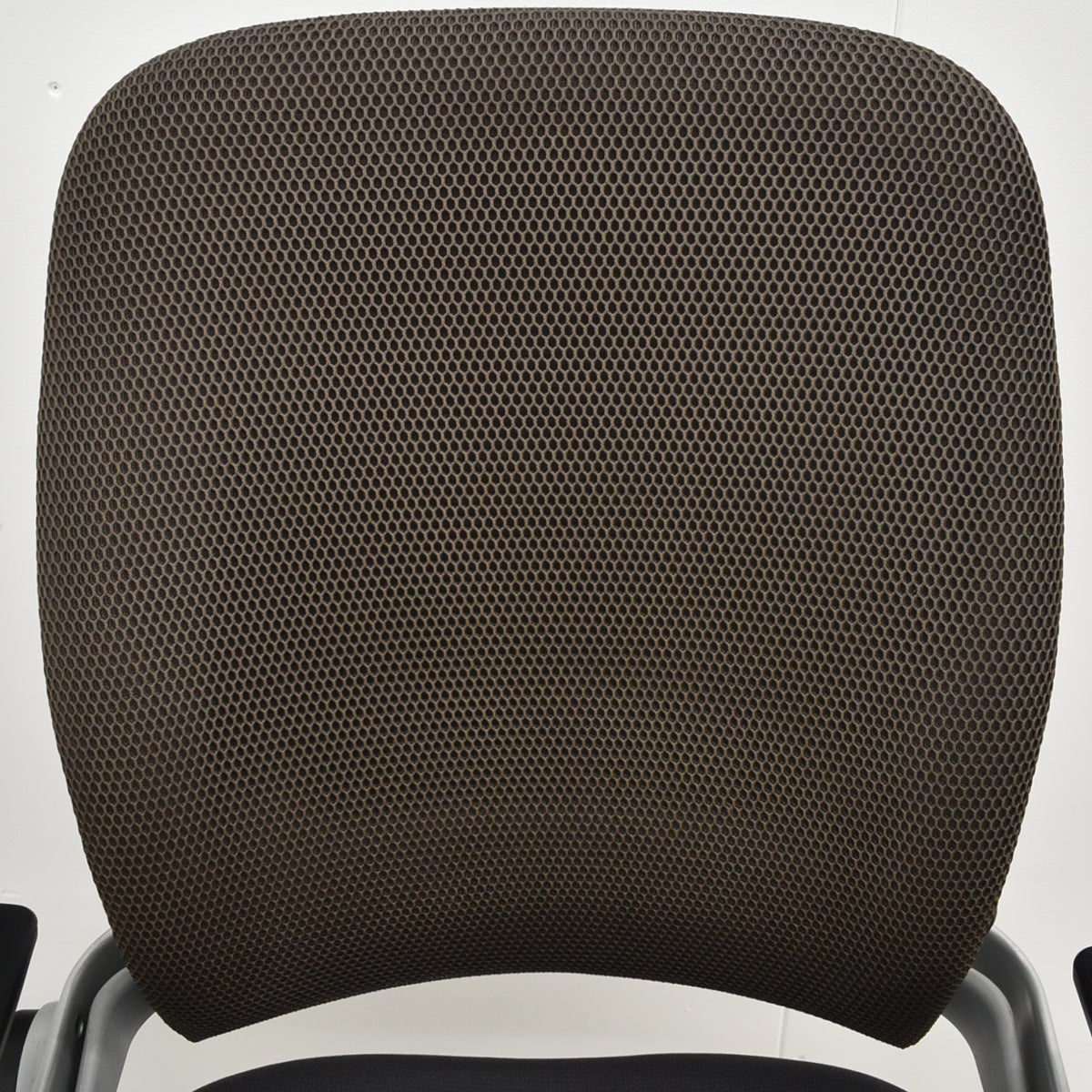 【中古】スチールケース　リープＶ２　３Ｄニット　可動肘　ランバーサポート　プラチナフレーム　USモデル　2025102401【中古オフィス家具】