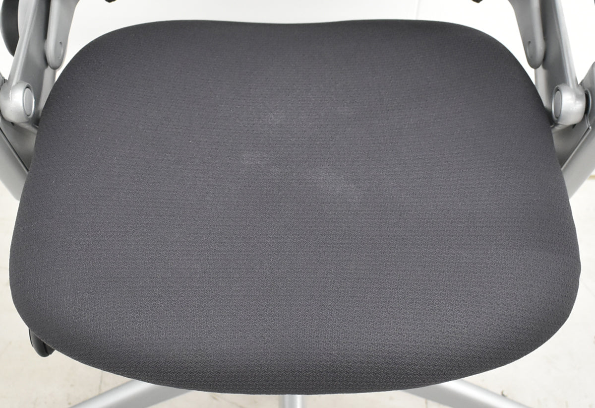【中古】スチールケース　リープＶ２　３Ｄニット　可動肘　ランバーサポート　プラチナフレーム　USモデル　2025102401【中古オフィス家具】