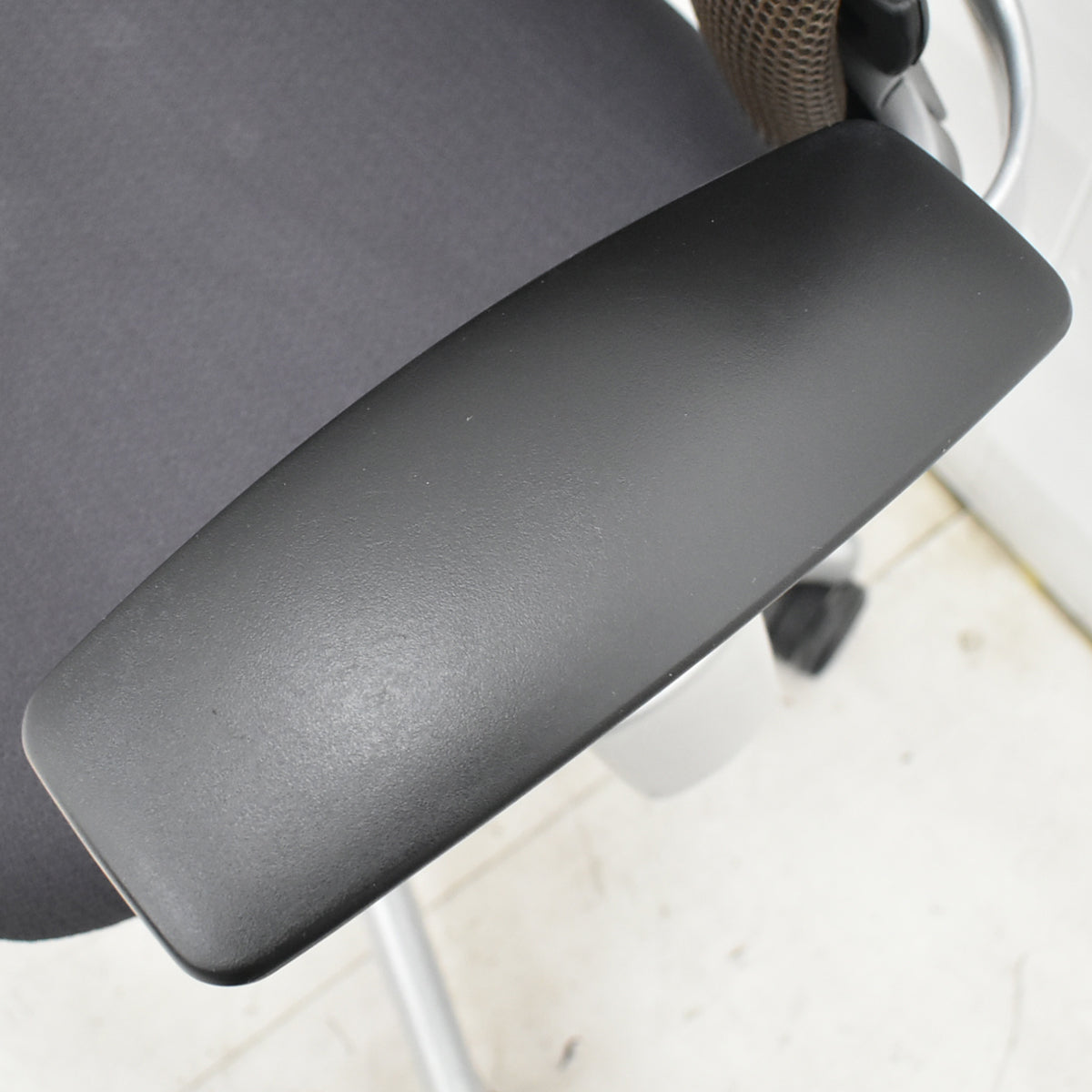 【中古】スチールケース　リープＶ２　３Ｄニット　可動肘　ランバーサポート　プラチナフレーム　USモデル　2025102401【中古オフィス家具】