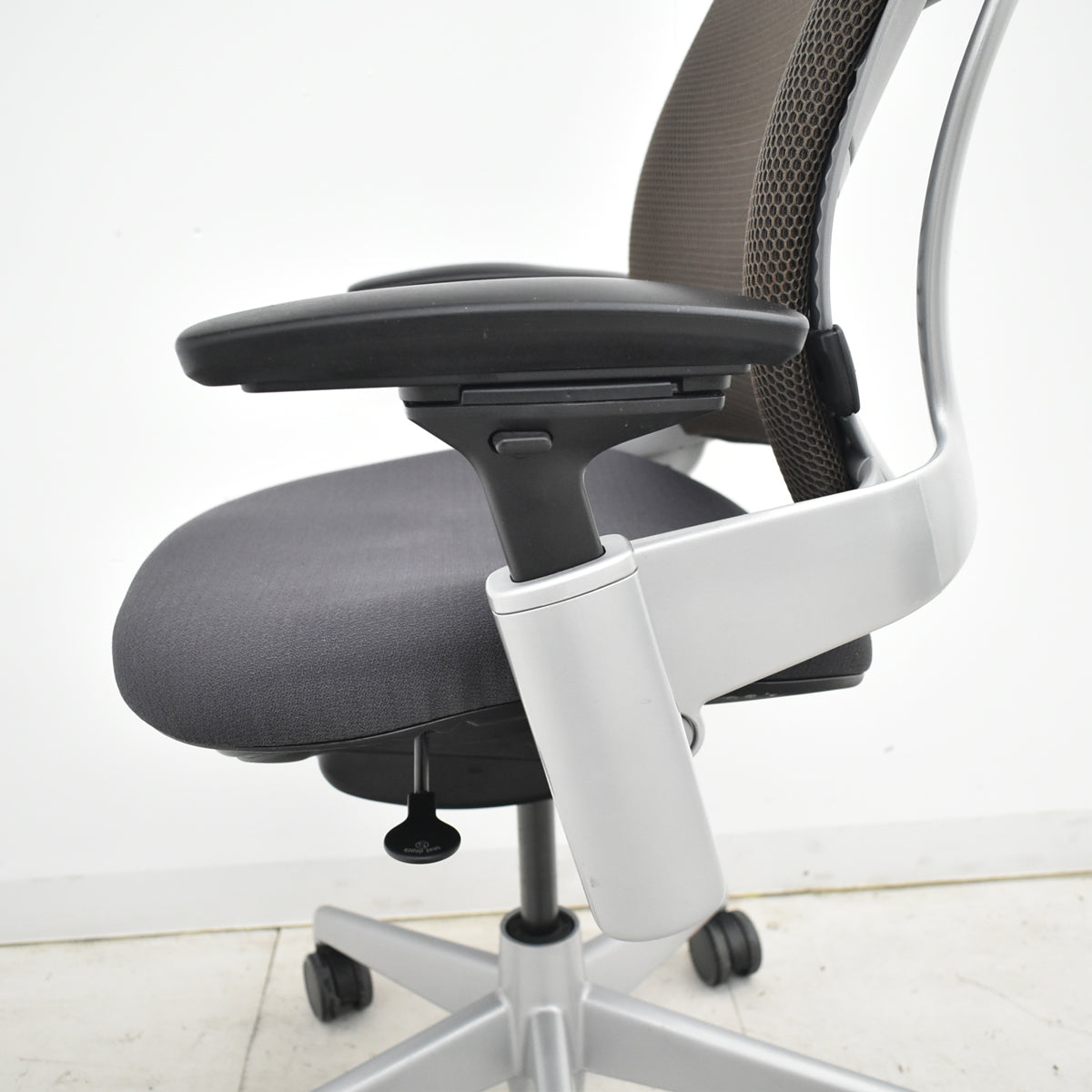 【中古】スチールケース　リープＶ２　３Ｄニット　可動肘　ランバーサポート　プラチナフレーム　USモデル　2025102401【中古オフィス家具】