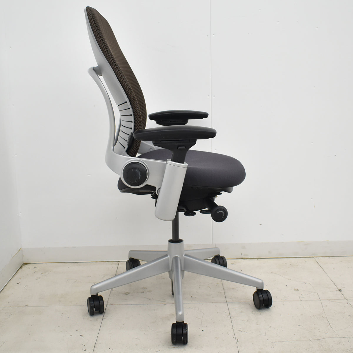 【中古】スチールケース　リープＶ２　３Ｄニット　可動肘　ランバーサポート　プラチナフレーム　USモデル　2025102401【中古オフィス家具】