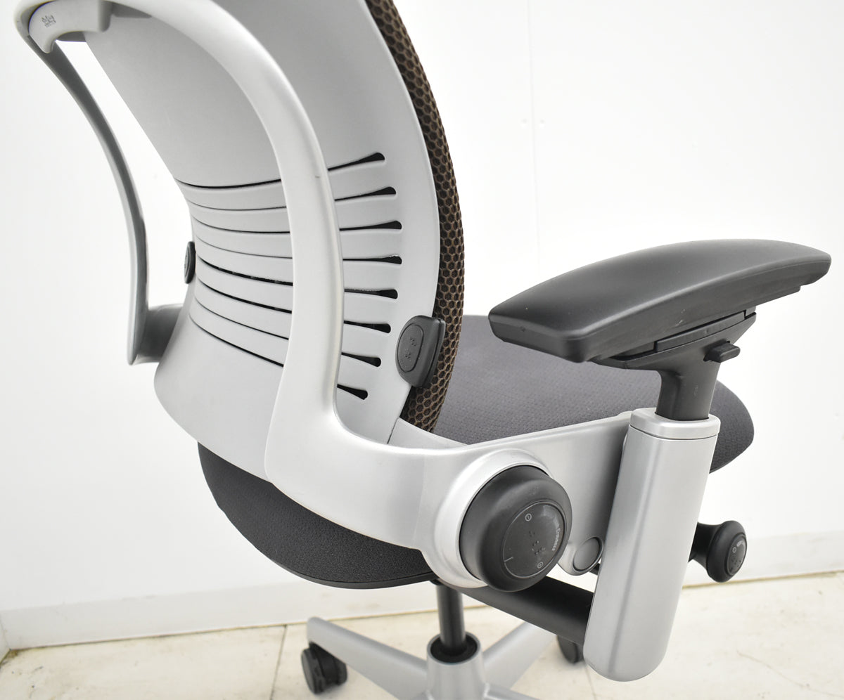 【中古】スチールケース　リープＶ２　３Ｄニット　可動肘　ランバーサポート　プラチナフレーム　USモデル　2025102401【中古オフィス家具】