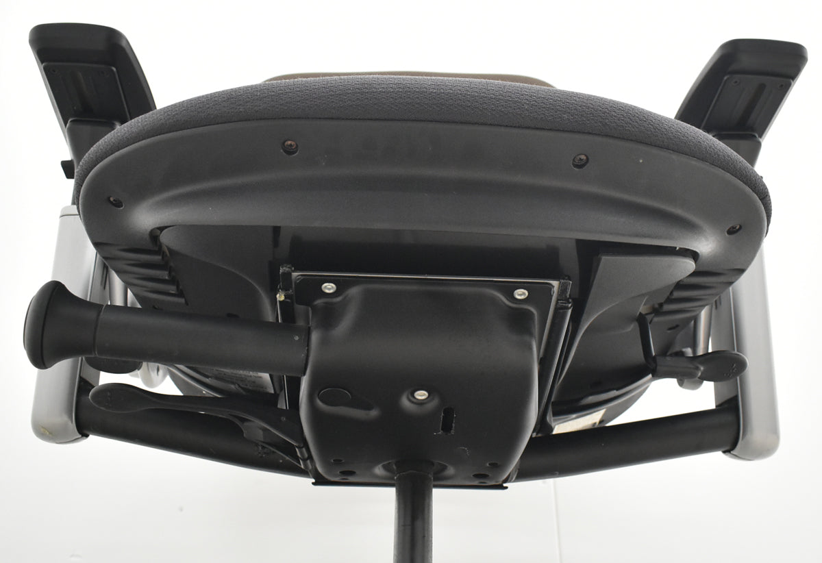 【中古】スチールケース　リープＶ２　３Ｄニット　可動肘　ランバーサポート　プラチナフレーム　USモデル　2025102401【中古オフィス家具】