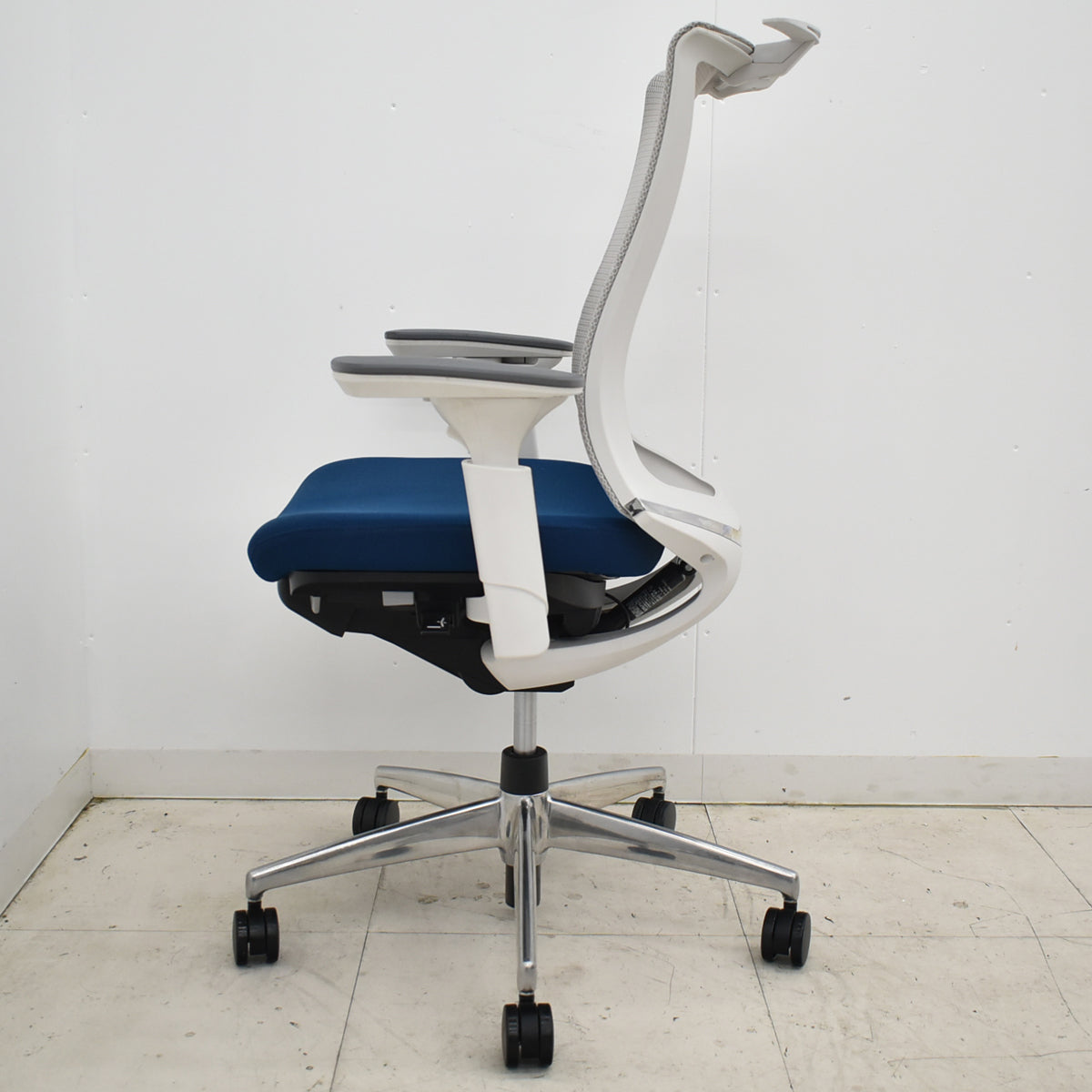 【中古】コクヨ　ベゼル　可動肘（クランクスライドアーム）ハンガー　ポリッシュ　2025110607【中古オフィス家具】