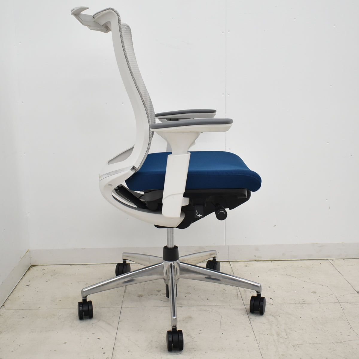 【中古】コクヨ　ベゼル　可動肘（クランクスライドアーム）ハンガー　ポリッシュ　2025110607【中古オフィス家具】