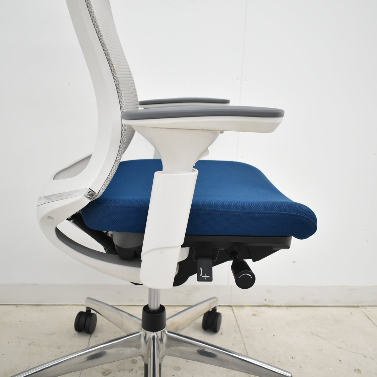 【中古】コクヨ　ベゼル　可動肘（クランクスライドアーム）ハンガー　ポリッシュ　2025110607【中古オフィス家具】