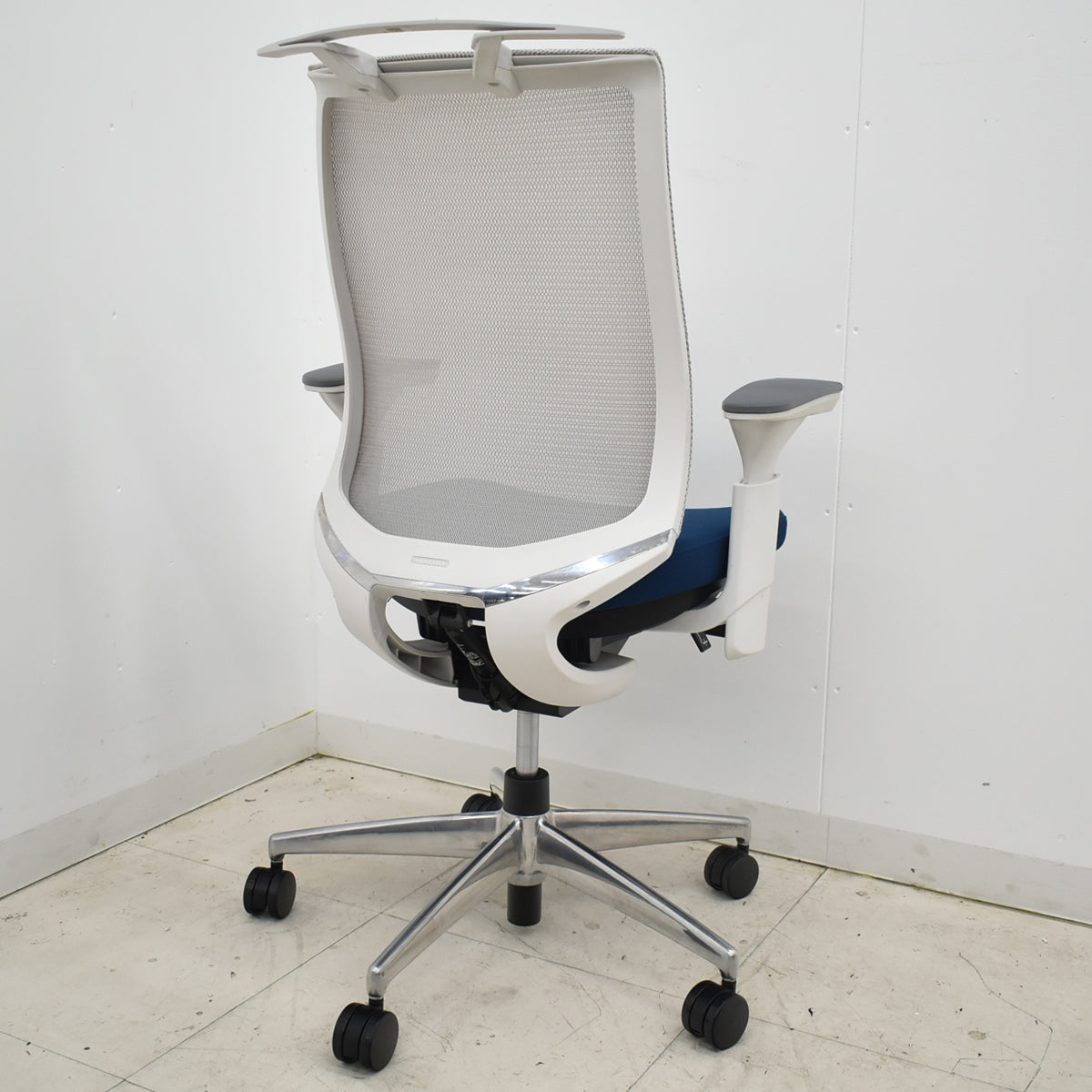 【中古】コクヨ　ベゼル　可動肘（クランクスライドアーム）ハンガー　ポリッシュ　2025110607【中古オフィス家具】