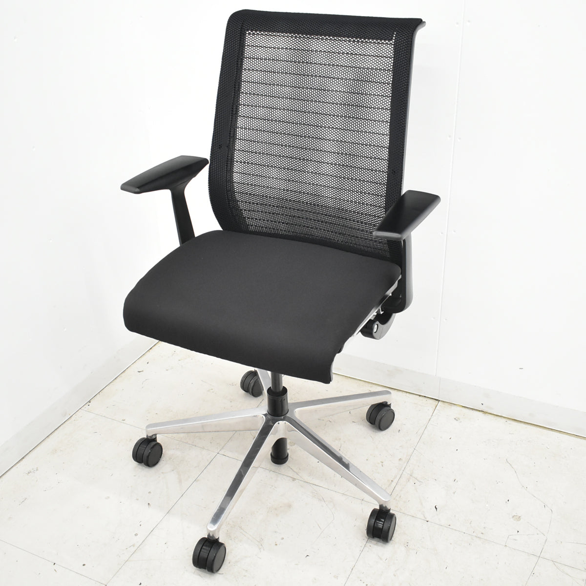 【中古】スチールケース　シンクチェア　固定肘　ポリッシュ　2025110701【中古オフィス家具】