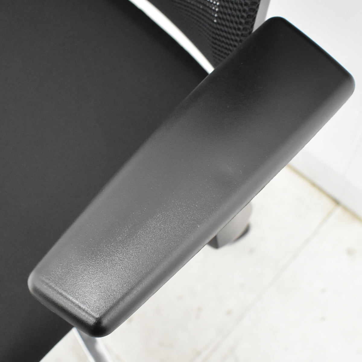 【中古】スチールケース　シンクチェア　固定肘　ポリッシュ　2025110701【中古オフィス家具】