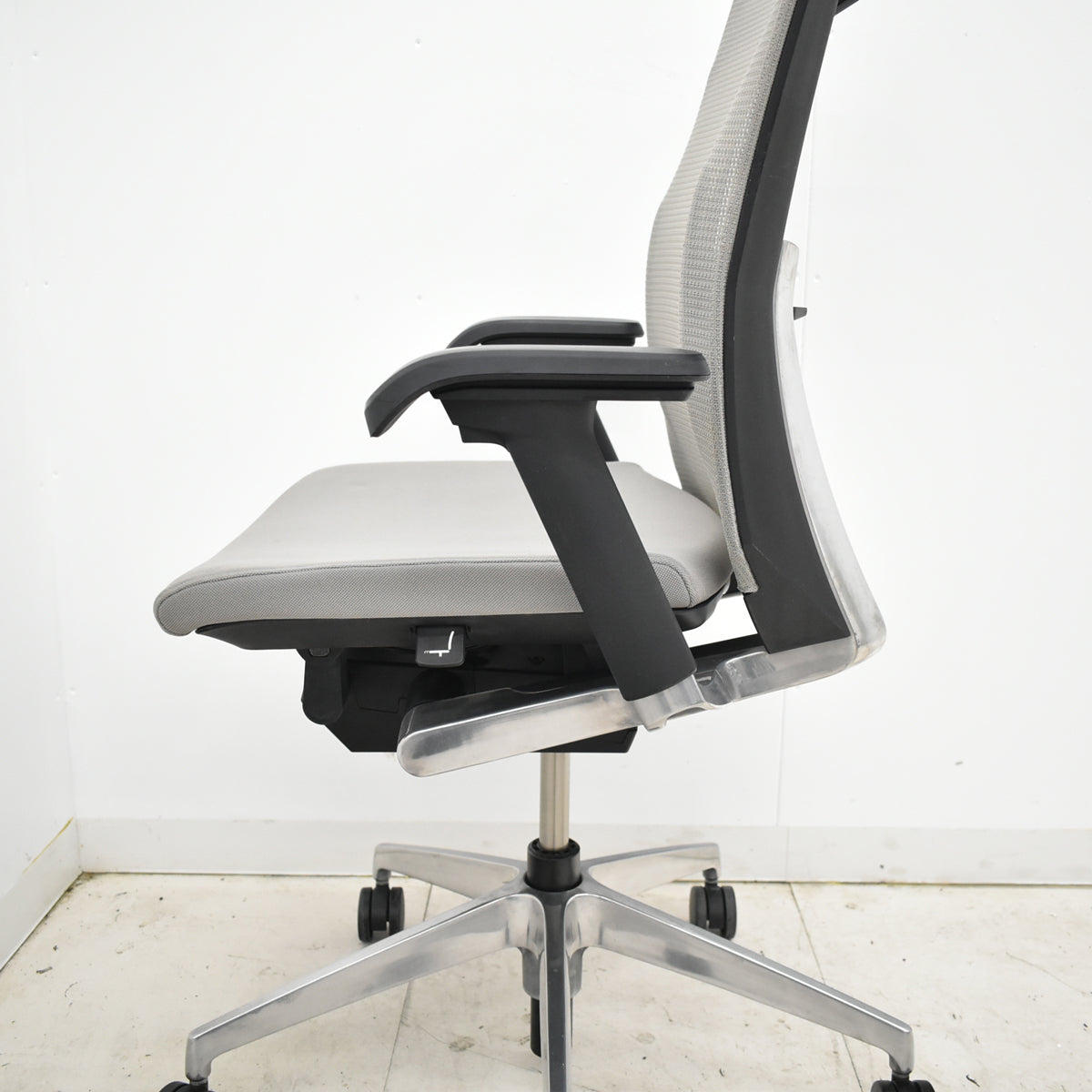 【中古】イトーキ　ヴェント　ハイバック　可動肘　オートマチックランバーテンション　ポリッシュ　ハンガー　2025110702【中古オフィス家具】