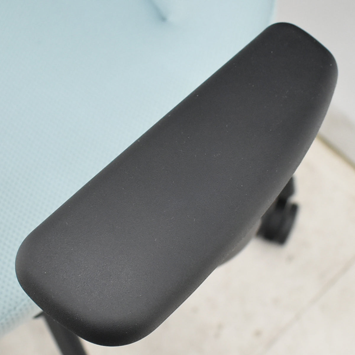 【中古】コクヨ　イング　固定肘　バーチカルタイプ　2021年製　2025110703【中古オフィス家具】