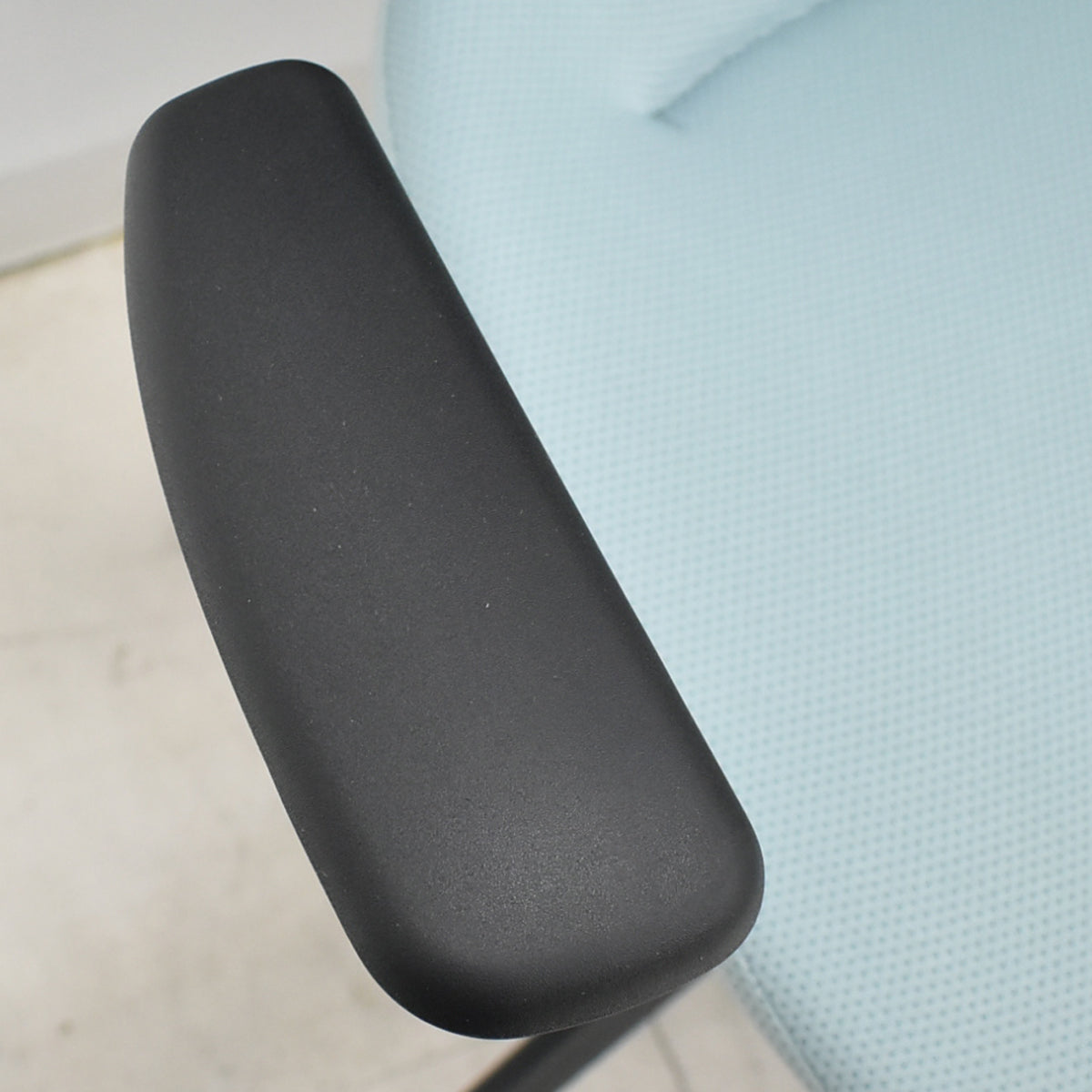 【中古】コクヨ　イング　固定肘　バーチカルタイプ　2021年製　2025110703【中古オフィス家具】