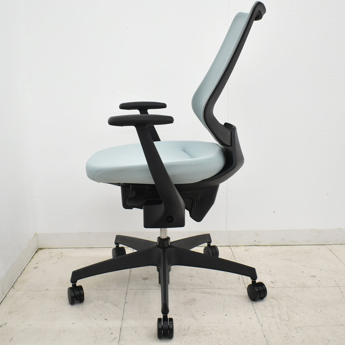 【中古】コクヨ　イング　固定肘　バーチカルタイプ　2021年製　2025110703【中古オフィス家具】