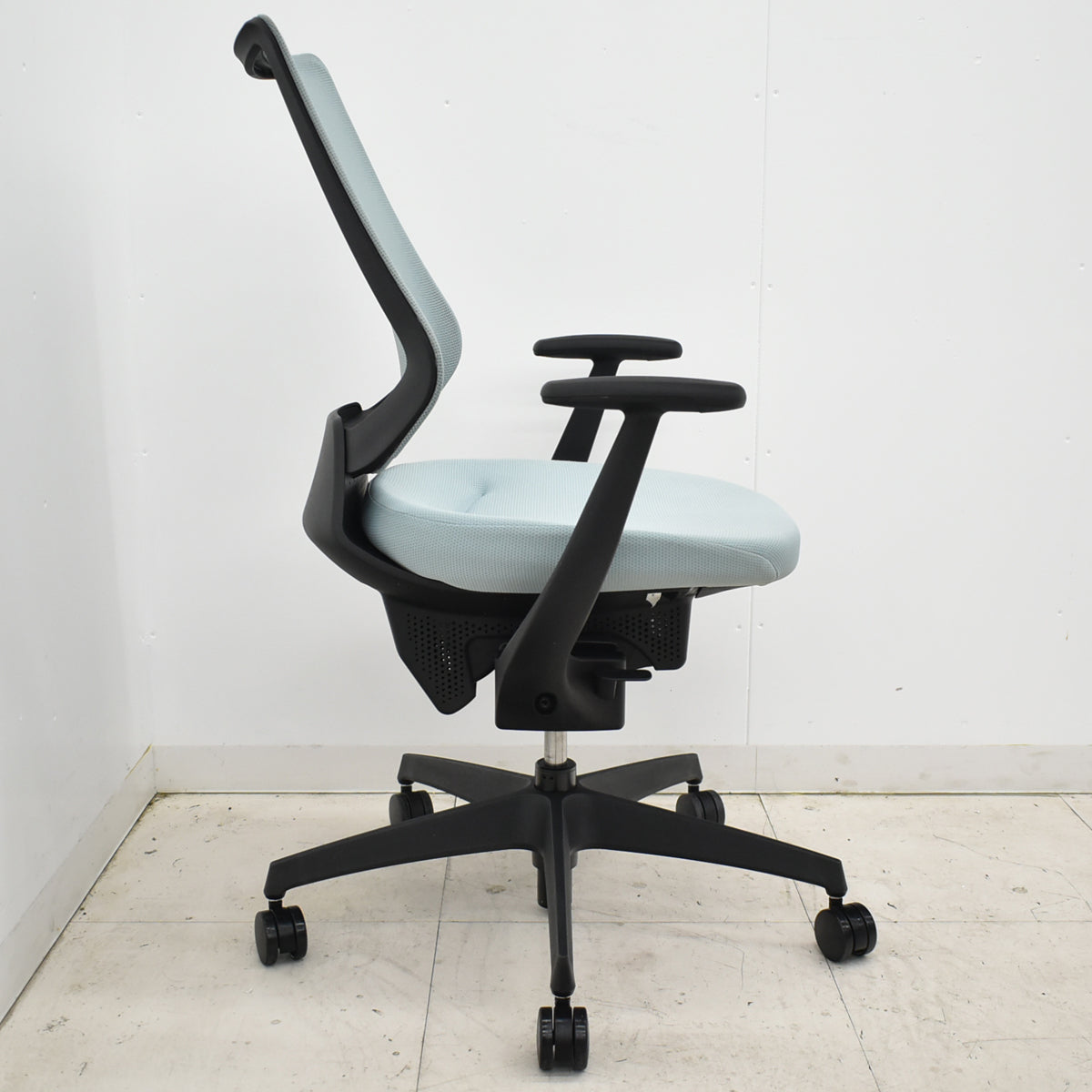 【中古】コクヨ　イング　固定肘　バーチカルタイプ　2021年製　2025110703【中古オフィス家具】