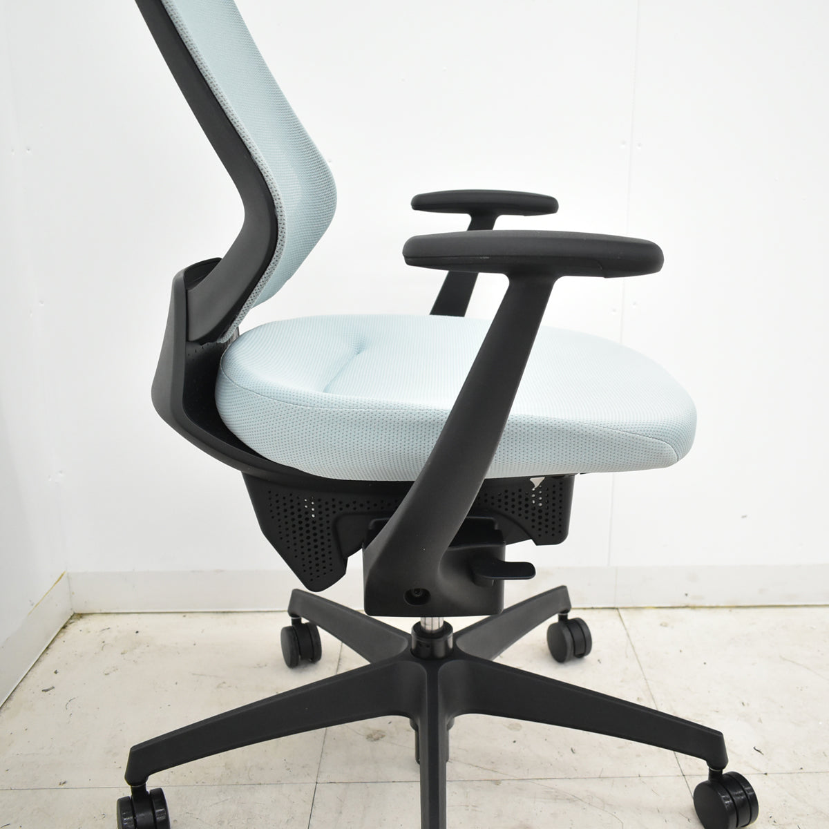 【中古】コクヨ　イング　固定肘　バーチカルタイプ　2021年製　2025110703【中古オフィス家具】