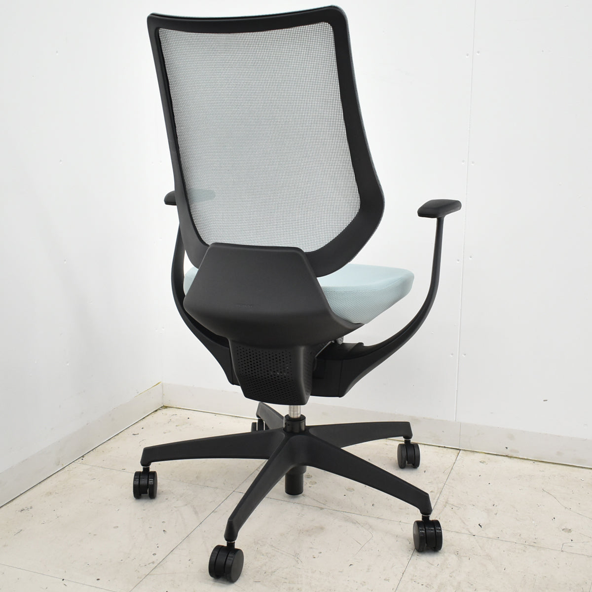 【中古】コクヨ　イング　固定肘　バーチカルタイプ　2021年製　2025110703【中古オフィス家具】