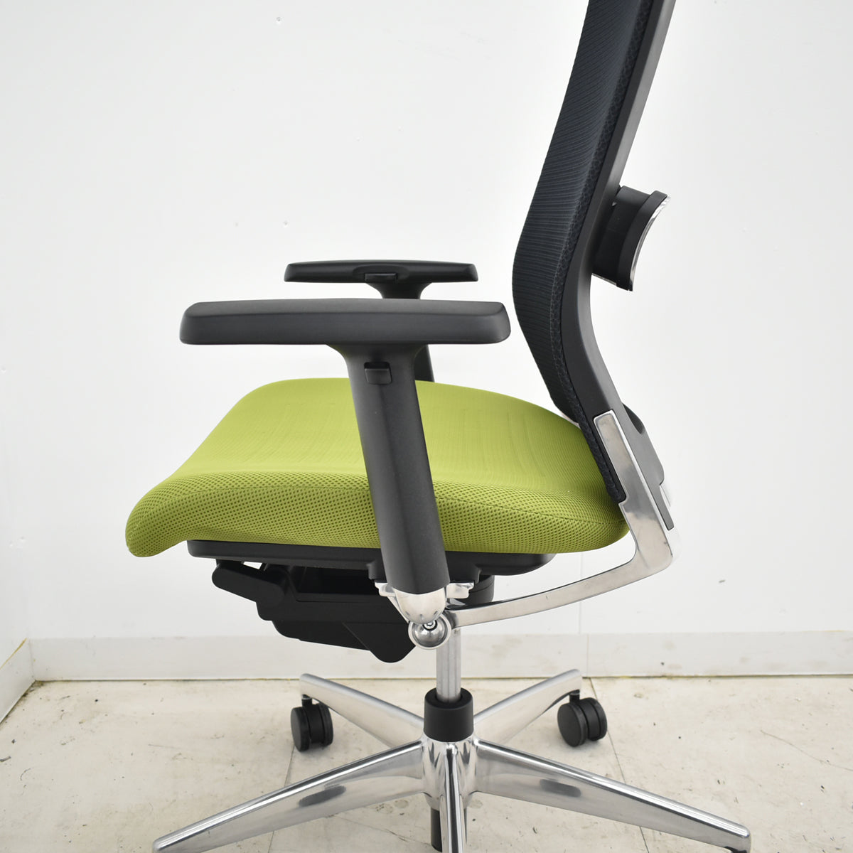 【中古】コクヨ　エアフォート　可動肘　エアランバーサポート　ポリッシュ　2025111001【中古オフィス家具】