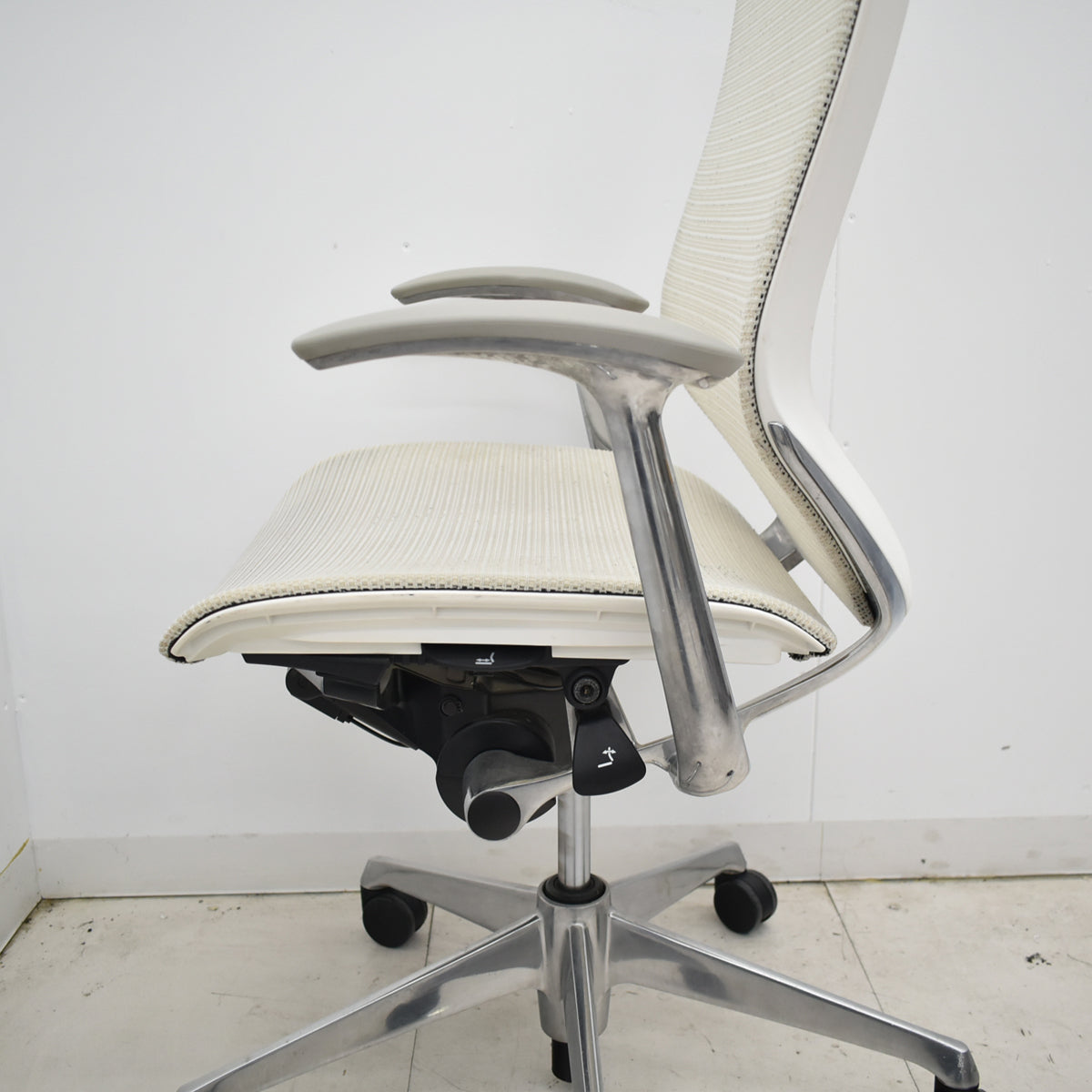 【中古】オカムラ　バロン　ハイバック　固定肘　ポリッシュ　2025111301【中古オフィス家具】