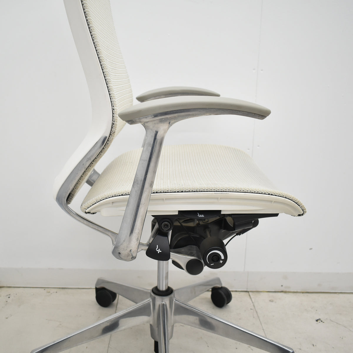 【中古】オカムラ　バロン　ハイバック　固定肘　ポリッシュ　2025111301【中古オフィス家具】