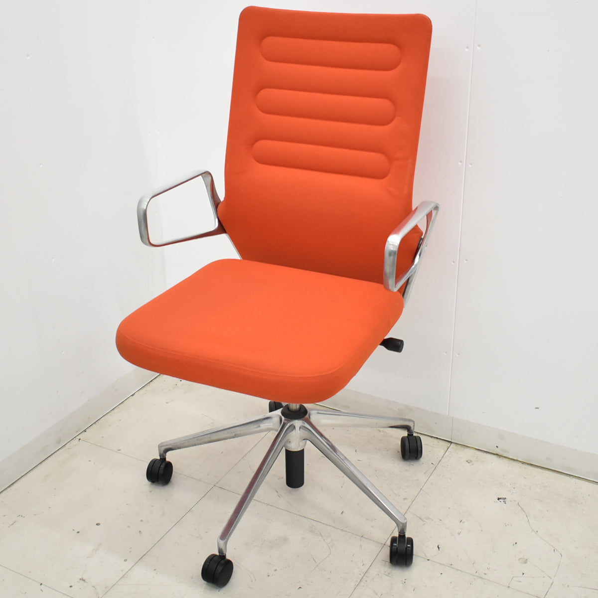 【中古】ヴィトラ　AC4　リング肘タイプ　ポリッシュ　布張り　2025111302【中古オフィス家具】