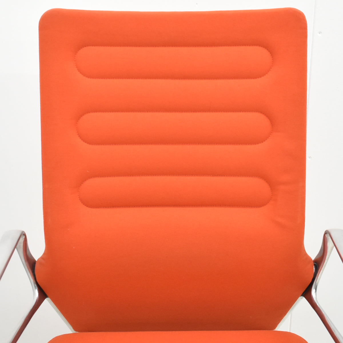 【中古】ヴィトラ　AC4　リング肘タイプ　ポリッシュ　布張り　2025111302【中古オフィス家具】