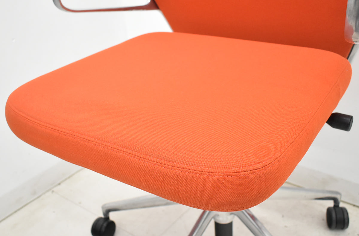 【中古】ヴィトラ　AC4　リング肘タイプ　ポリッシュ　布張り　2025111302【中古オフィス家具】