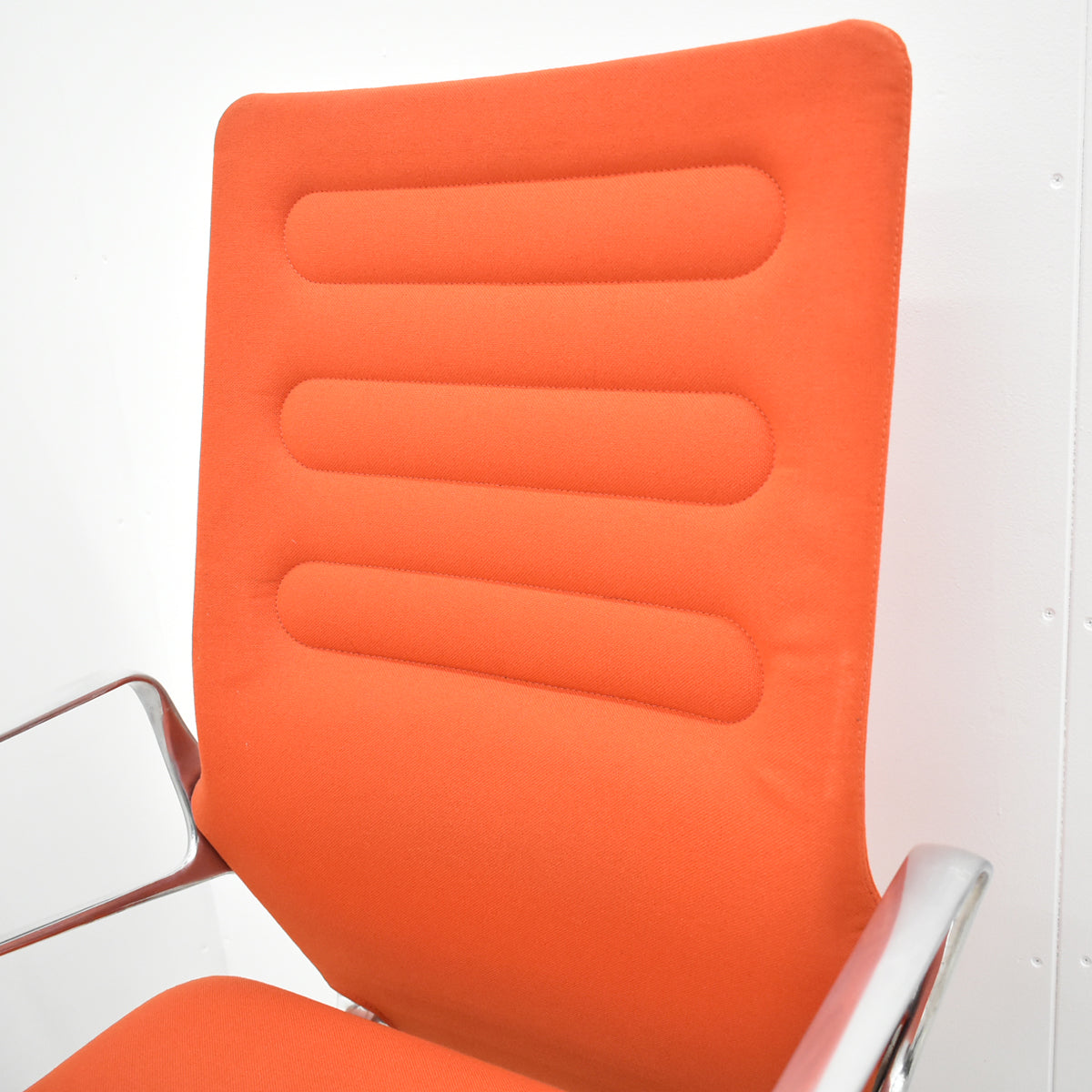 【中古】ヴィトラ　AC4　リング肘タイプ　ポリッシュ　布張り　2025111302【中古オフィス家具】