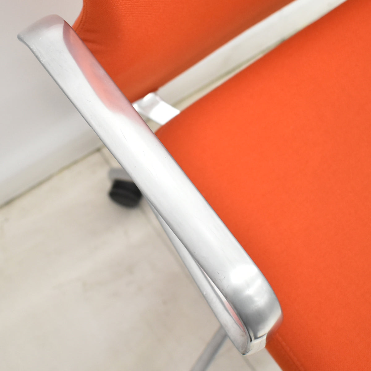 【中古】ヴィトラ　AC4　リング肘タイプ　ポリッシュ　布張り　2025111302【中古オフィス家具】