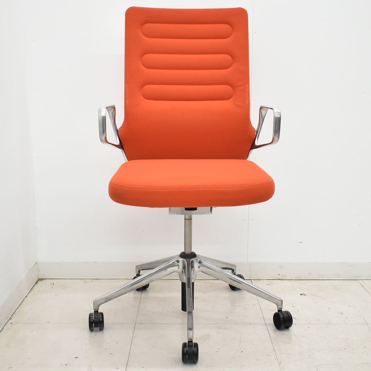 【中古】ヴィトラ　AC4　リング肘タイプ　ポリッシュ　布張り　2025111302【中古オフィス家具】