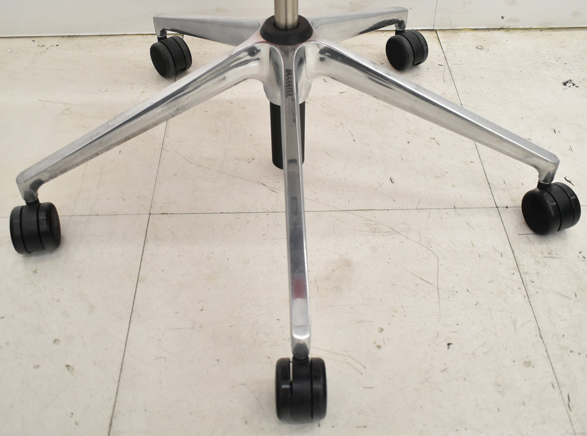 【中古】ヴィトラ　AC4　リング肘タイプ　ポリッシュ　布張り　2025111302【中古オフィス家具】