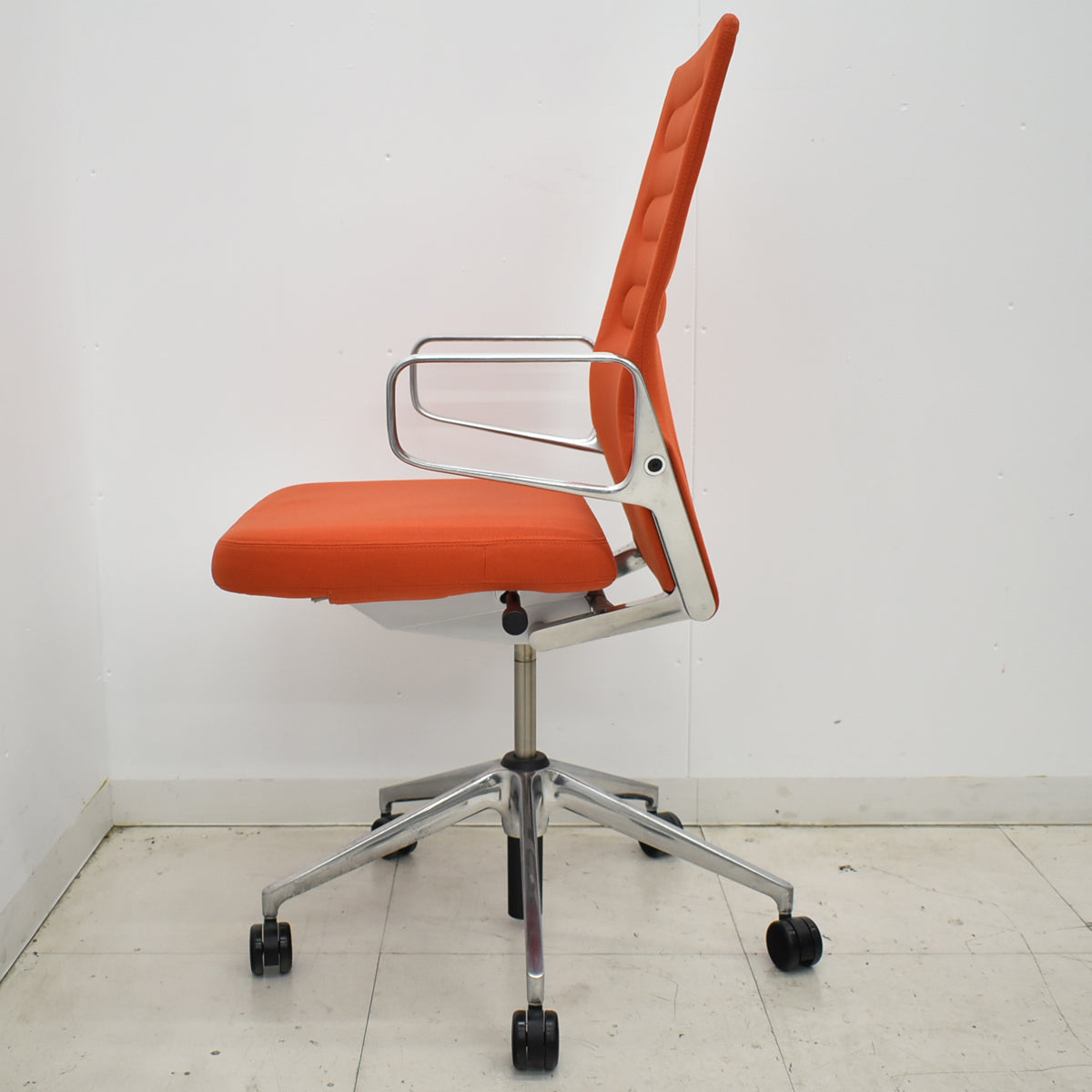 【中古】ヴィトラ　AC4　リング肘タイプ　ポリッシュ　布張り　2025111302【中古オフィス家具】