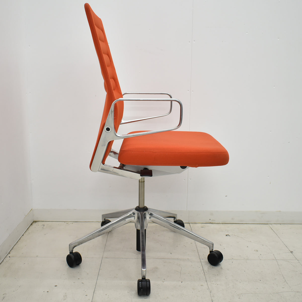 【中古】ヴィトラ　AC4　リング肘タイプ　ポリッシュ　布張り　2025111302【中古オフィス家具】