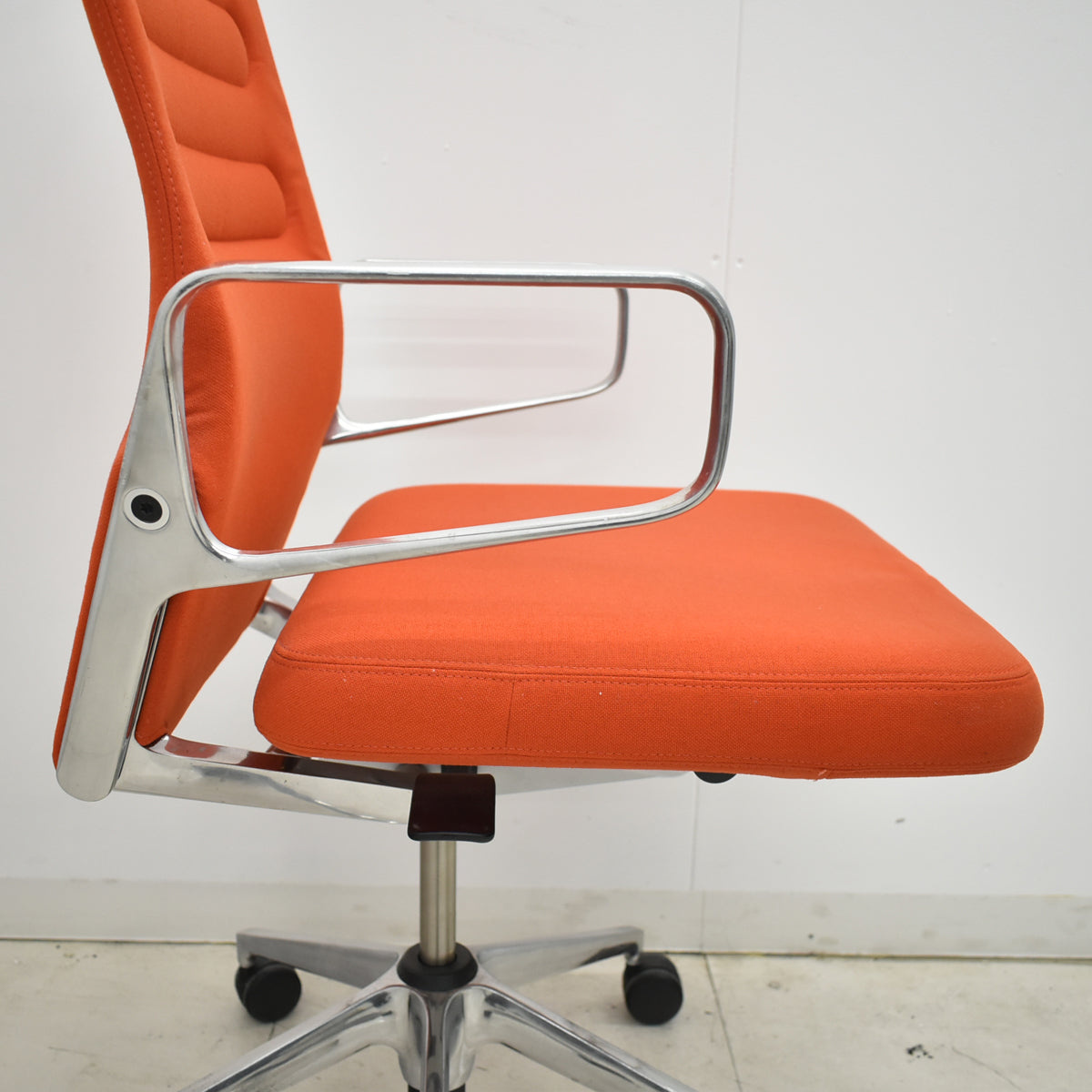 【中古】ヴィトラ　AC4　リング肘タイプ　ポリッシュ　布張り　2025111302【中古オフィス家具】