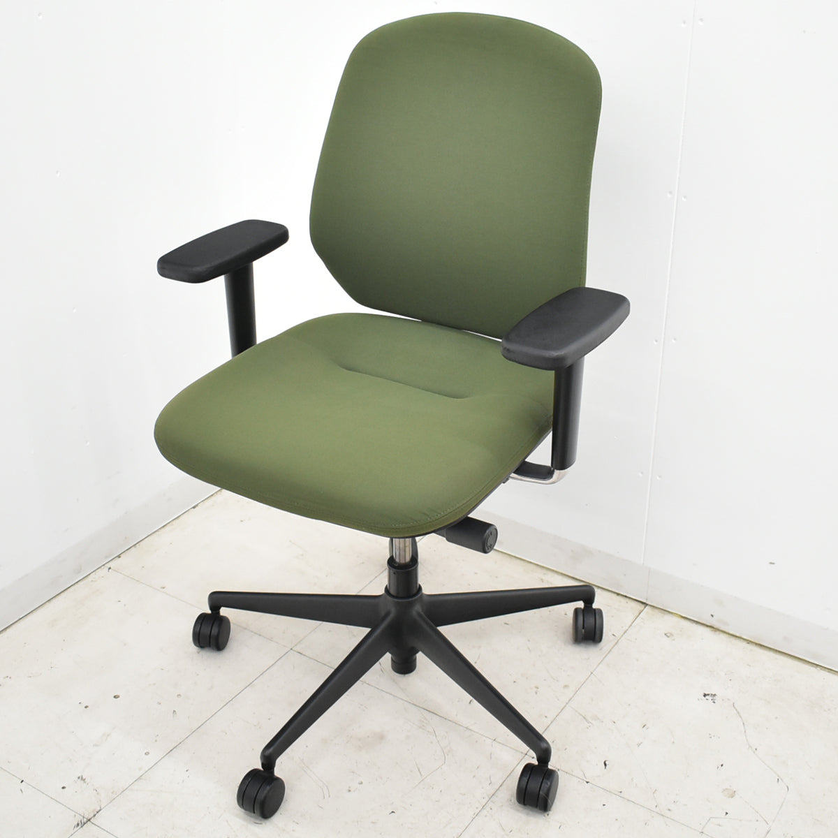 【中古】ヴィトラ　メダバディ　可動肘　布張り　2025111303【中古オフィス家具】