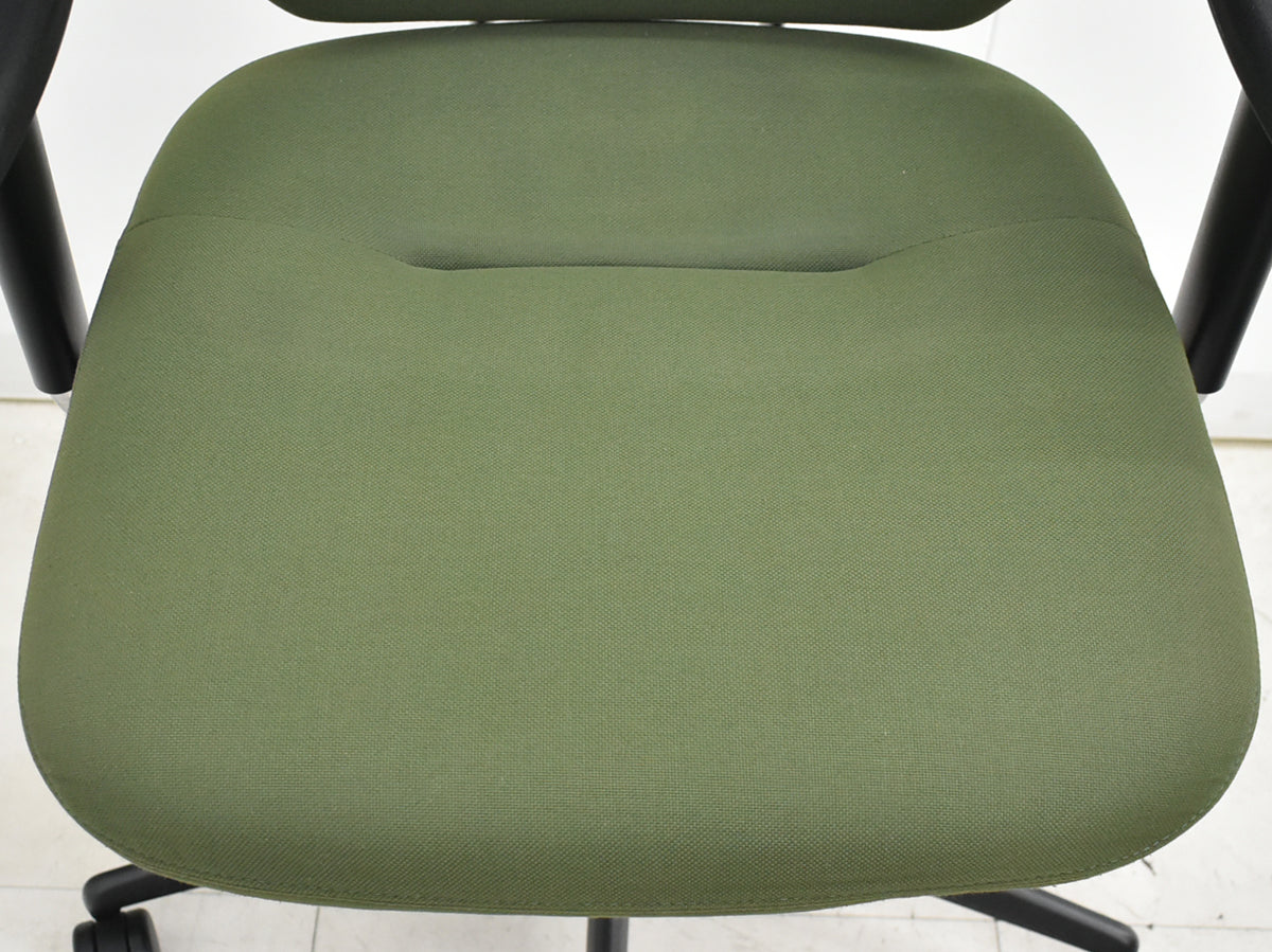 【中古】ヴィトラ　メダバディ　可動肘　布張り　2025111303【中古オフィス家具】