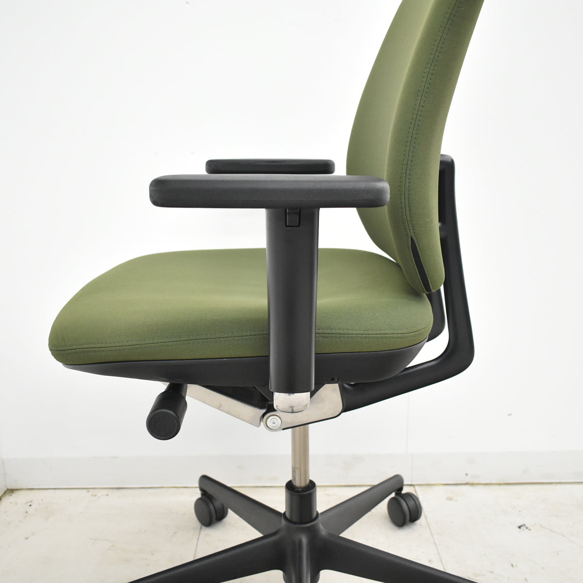 【中古】ヴィトラ　メダバディ　可動肘　布張り　2025111303【中古オフィス家具】