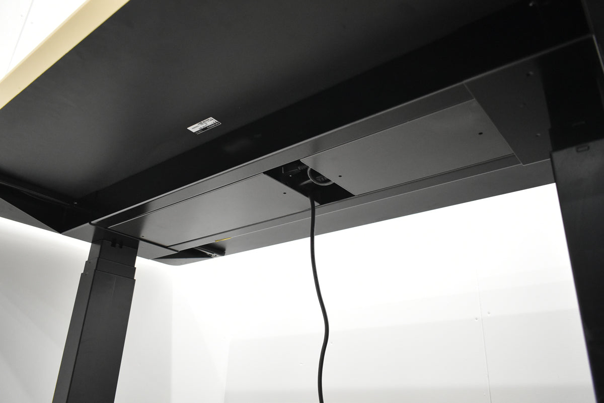 【中古】オカムラ　スイフト　電動昇降デスク　インジゲーターレバータイプ　メモリー機能付　2023年製　幅1500　2025111304【中古オフィス家具】