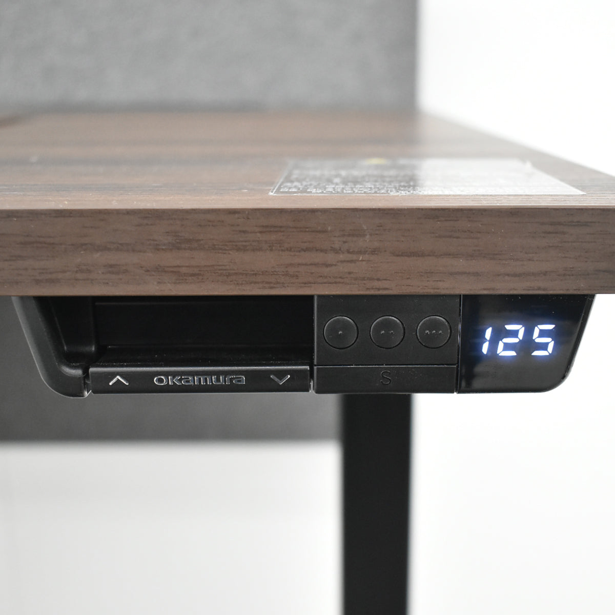 【中古】オカムラ　リーガス　電動昇降デスク　デスクトップパネル　天板傾斜機能付　2021年製　幅1150　2025111305【中古オフィス家具】