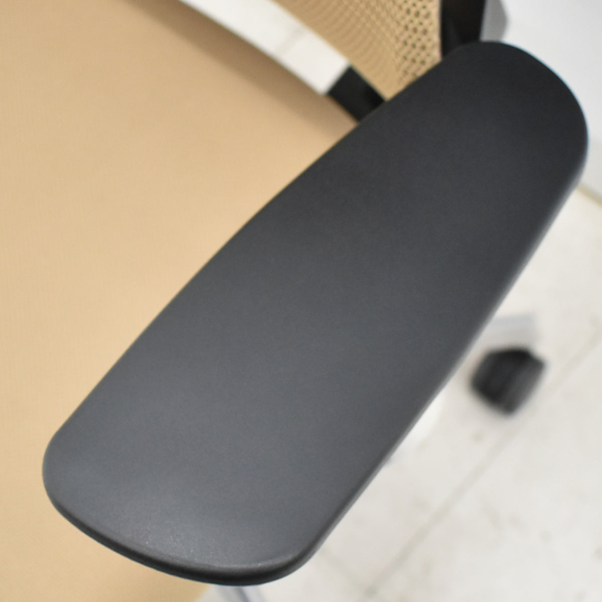 【中古】コクヨ　デュオラ　固定肘　ハンガー　ポリッシュ　2020年製　2025111403【中古オフィス家具】