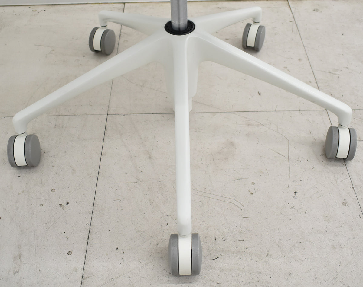 【中古】 オカムラ　ライブス　ワークチェアシリーズ　ローバック　2022年製　2025111702【中古オフィス家具】