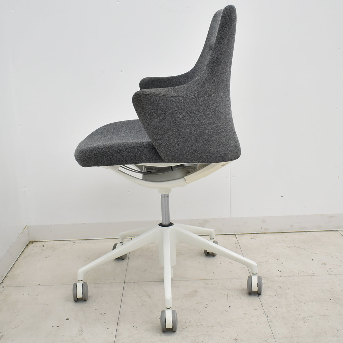 【中古】 オカムラ　ライブス　ワークチェアシリーズ　ローバック　2022年製　2025111702【中古オフィス家具】