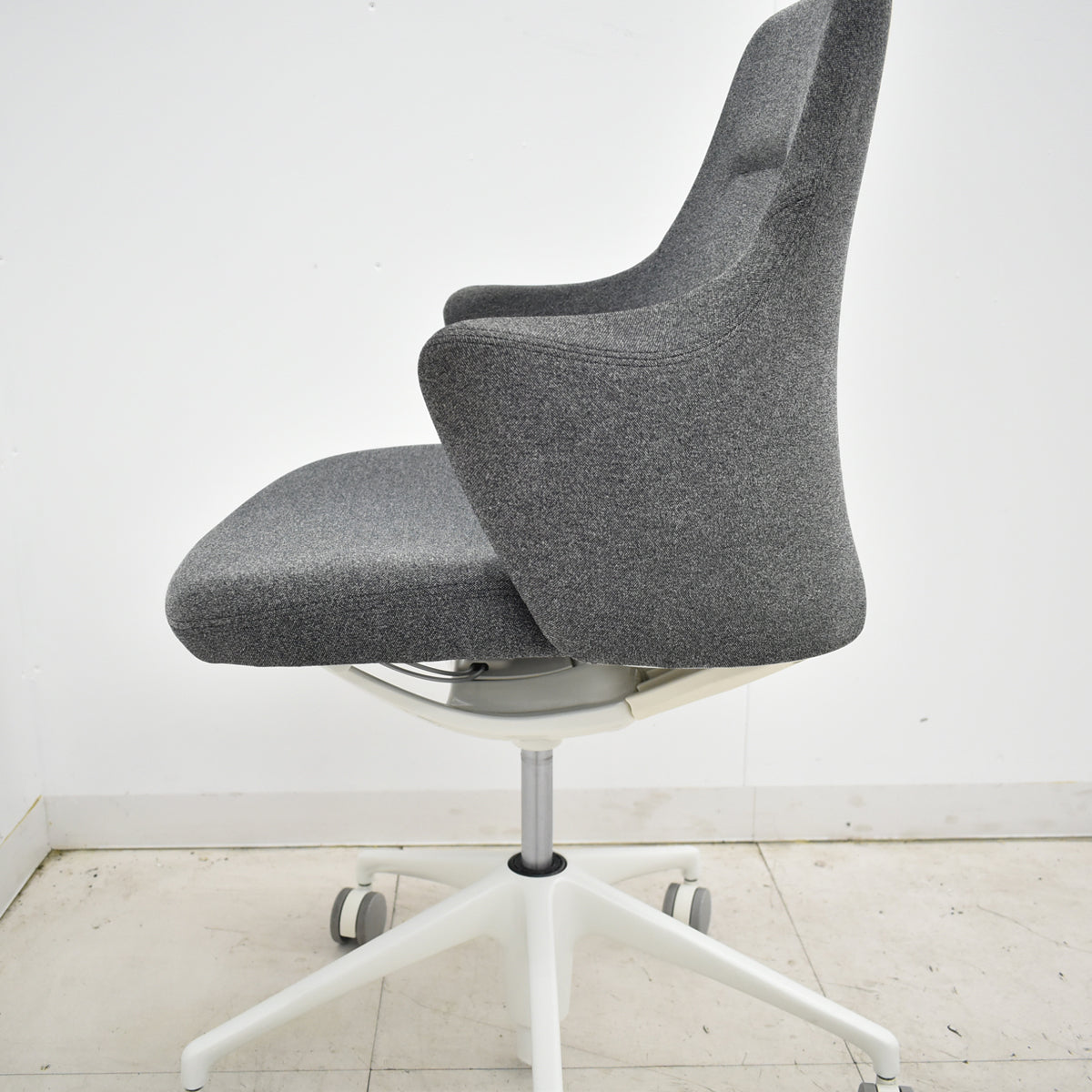 【中古】 オカムラ　ライブス　ワークチェアシリーズ　ローバック　2022年製　2025111702【中古オフィス家具】