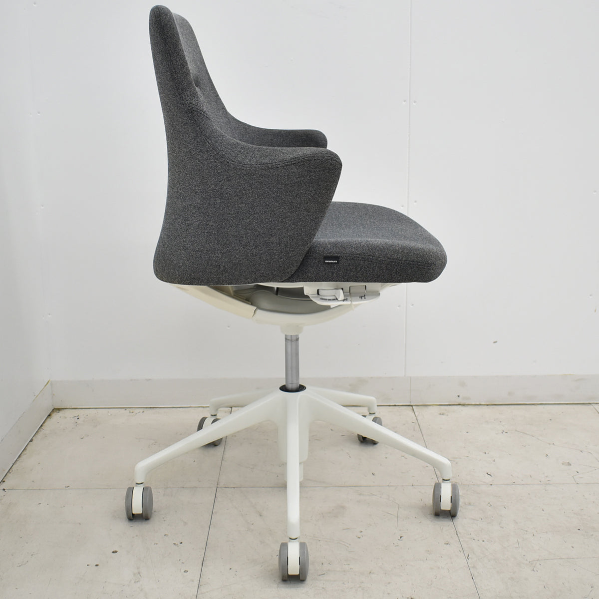 【中古】 オカムラ　ライブス　ワークチェアシリーズ　ローバック　2022年製　2025111702【中古オフィス家具】