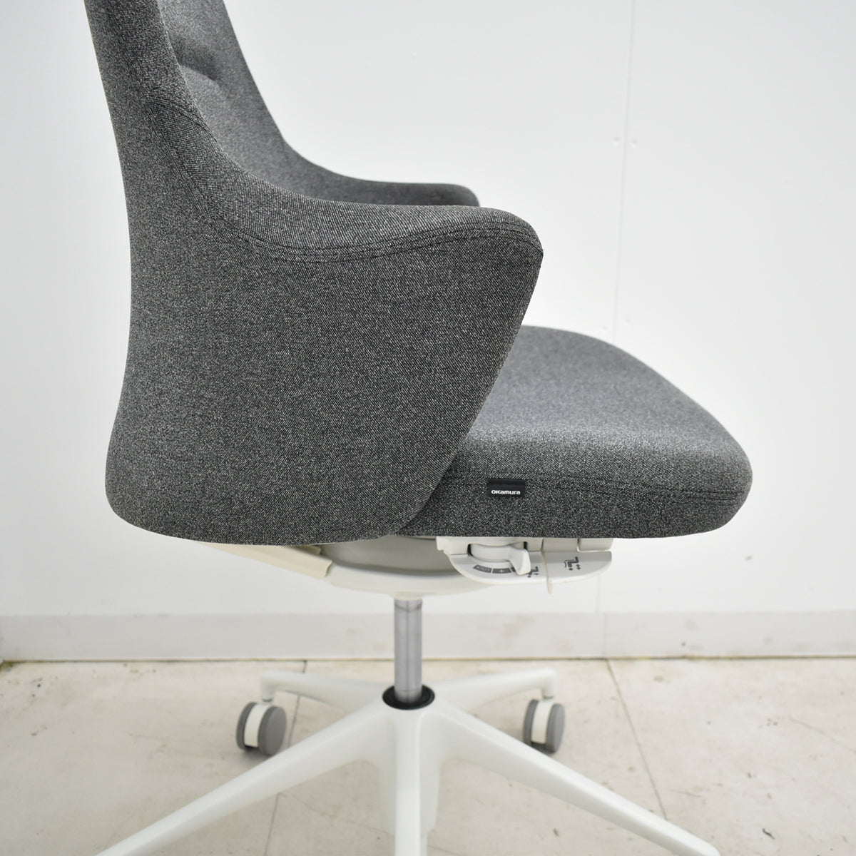 【中古】 オカムラ　ライブス　ワークチェアシリーズ　ローバック　2022年製　2025111702【中古オフィス家具】