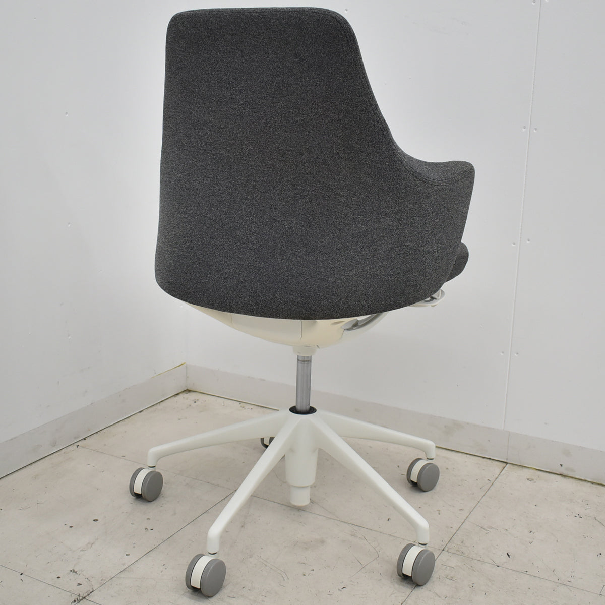 【中古】 オカムラ　ライブス　ワークチェアシリーズ　ローバック　2022年製　2025111702【中古オフィス家具】