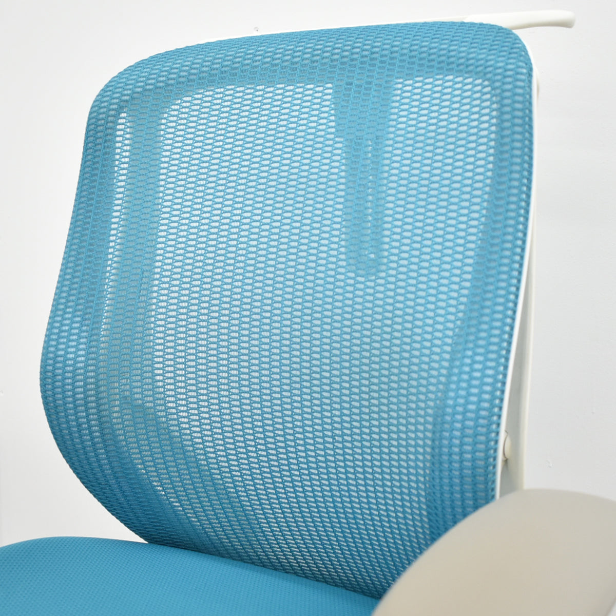 【中古】オカムラ　シルフィー　ローバック　固定肘　ハンガー　ポリッシュ　2018年製　2025111707【中古オフィス家具】